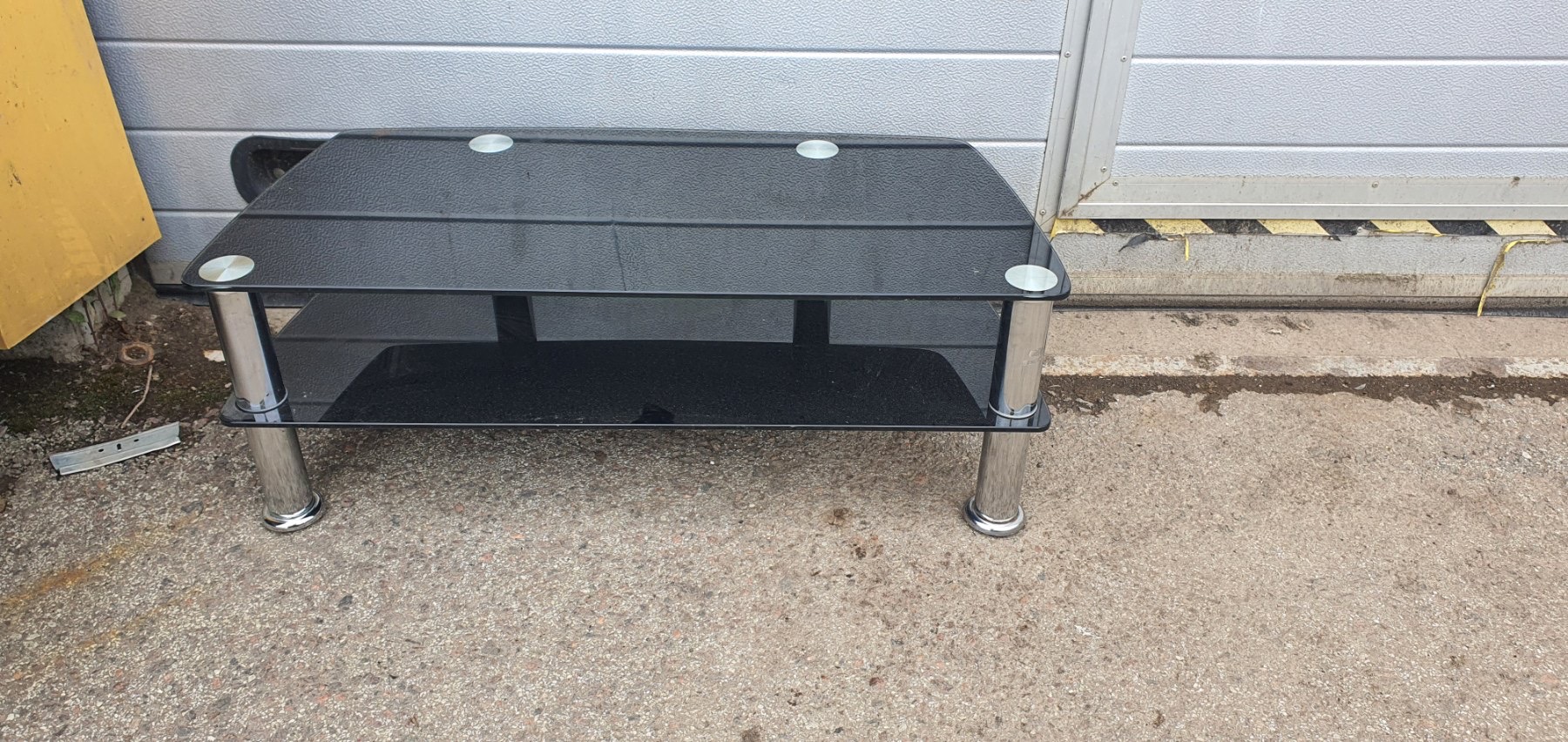 Klaasist laud metallist jalgadega